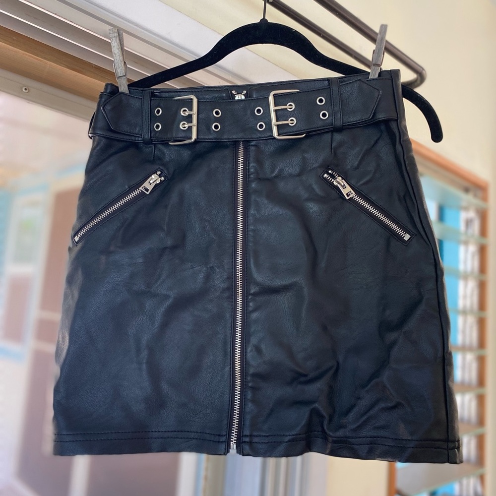 Topshop size US 2 regular, faux leather skirt ✨ never worn